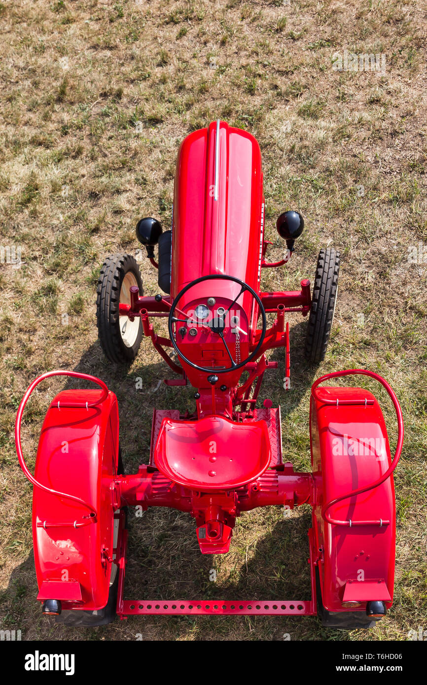Trattore d'Epoca. Particolare. Marca: Porsche Modello: Junior: Anno 1962: Alimentazione gasolio Numero cilindri: 1 Cilindrata: 1.600 cc Potenza: CV Foto de stock