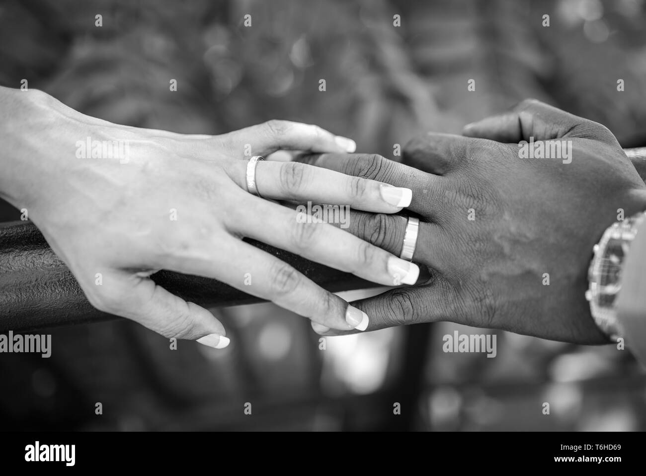 Uniendo las manos juntos Foto de stock