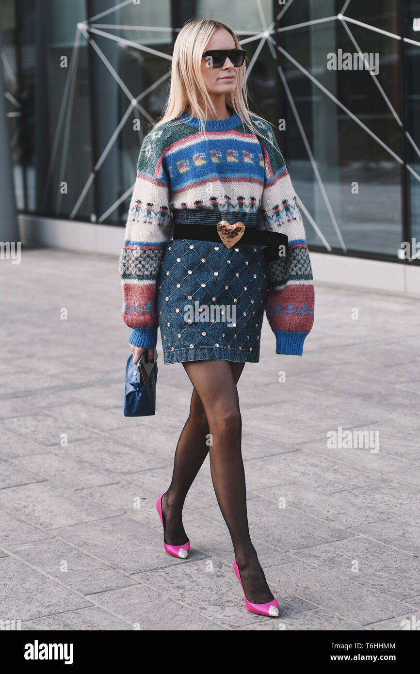 Milán, Italia - 20 de febrero de 2019: Street Style conjunto antes de un  desfile de moda durante la Semana de la moda de Milán - MFWFW19 Fotografía  de stock - Alamy