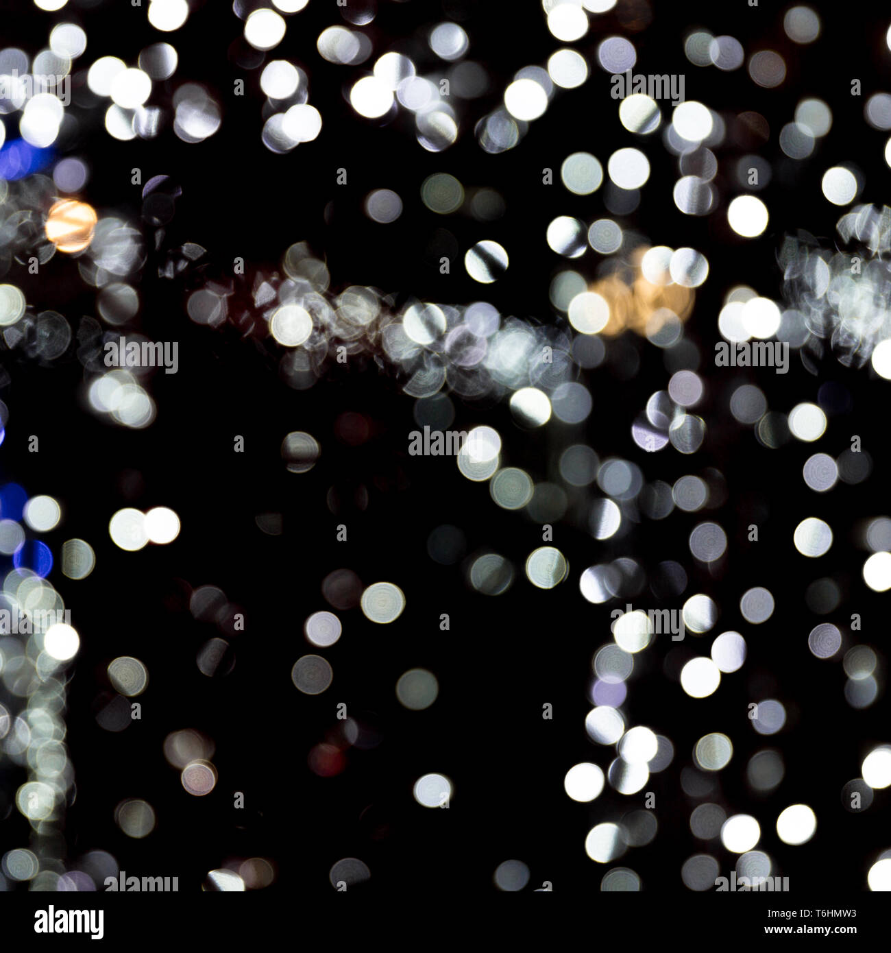 Bokeh abstracta de la ciudad de las luces blancas sobre fondo negro.  desenfocada y borrosa muchas mesas de luz Fotografía de stock - Alamy