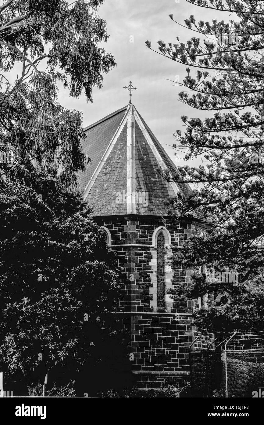 Iglesia Católica, arquitectura gótica estilo inglés en blanco y negro Foto de stock