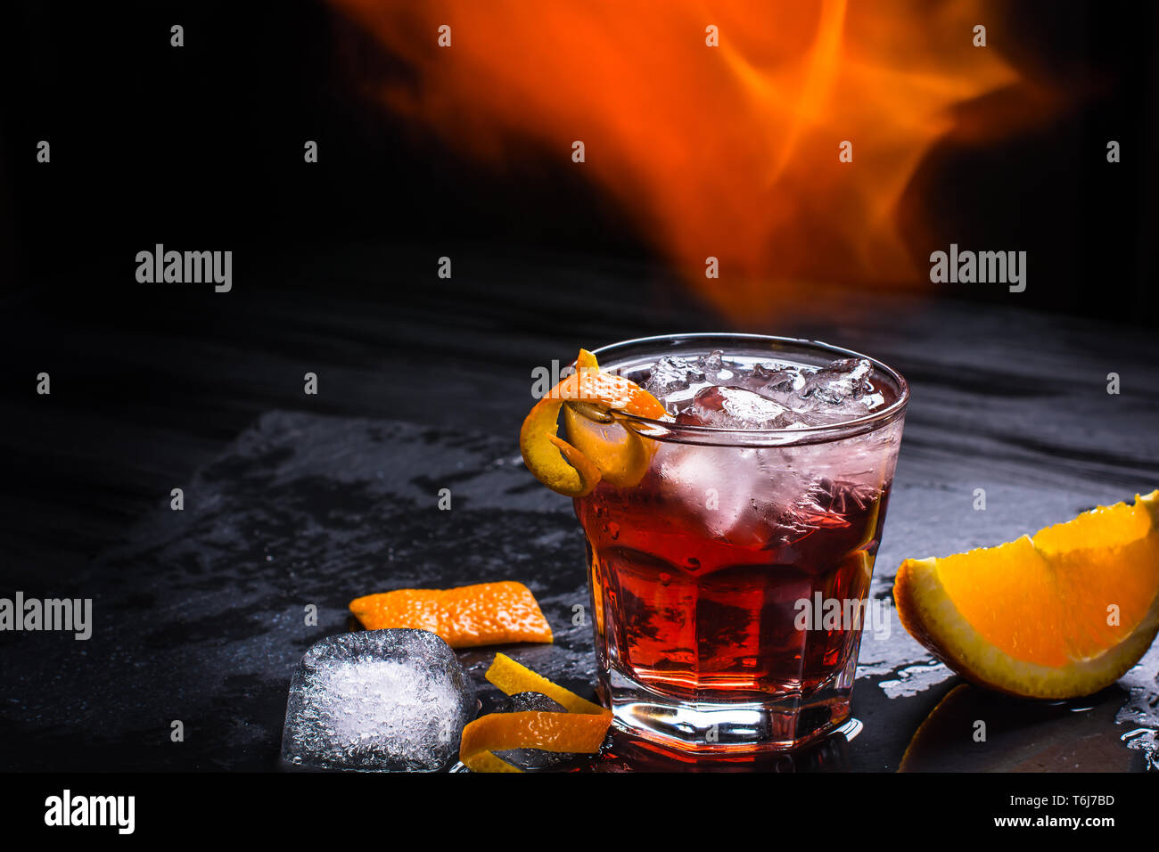 Mezcal cóctel negroni. Aperitivo italiano ahumado. Cáscara de naranja  flameado Fotografía de stock - Alamy