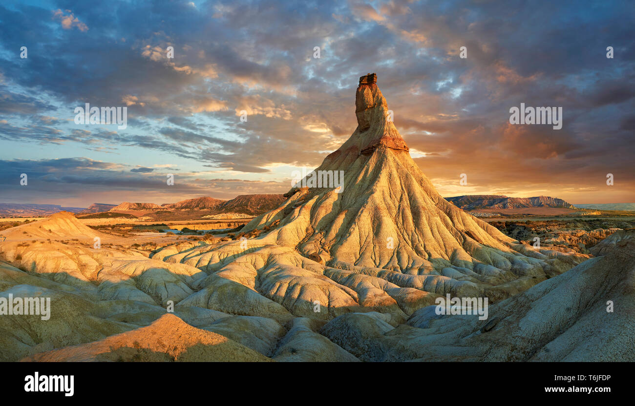 Castildeterra formación rocosa en las Bardenas Blanca del Parque Natural de las Bardenas Riales, Navarra, España Foto de stock
