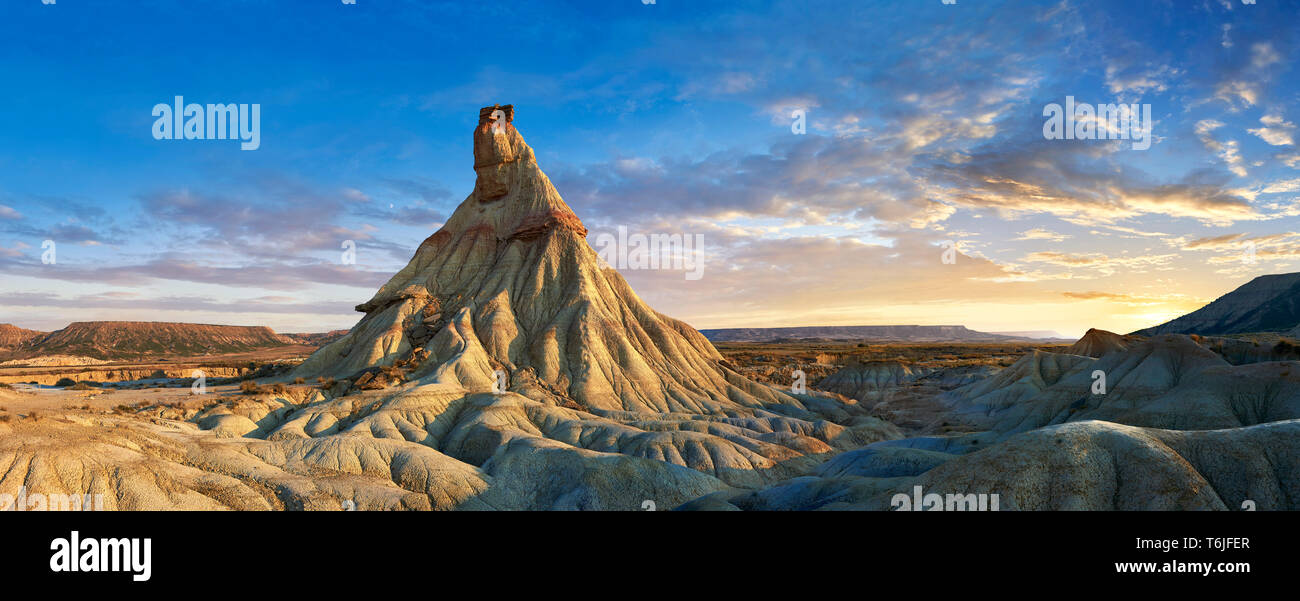 Castildeterra formación rocosa en las Bardenas Blanca del Parque Natural de las Bardenas Riales, Navarra, España Foto de stock