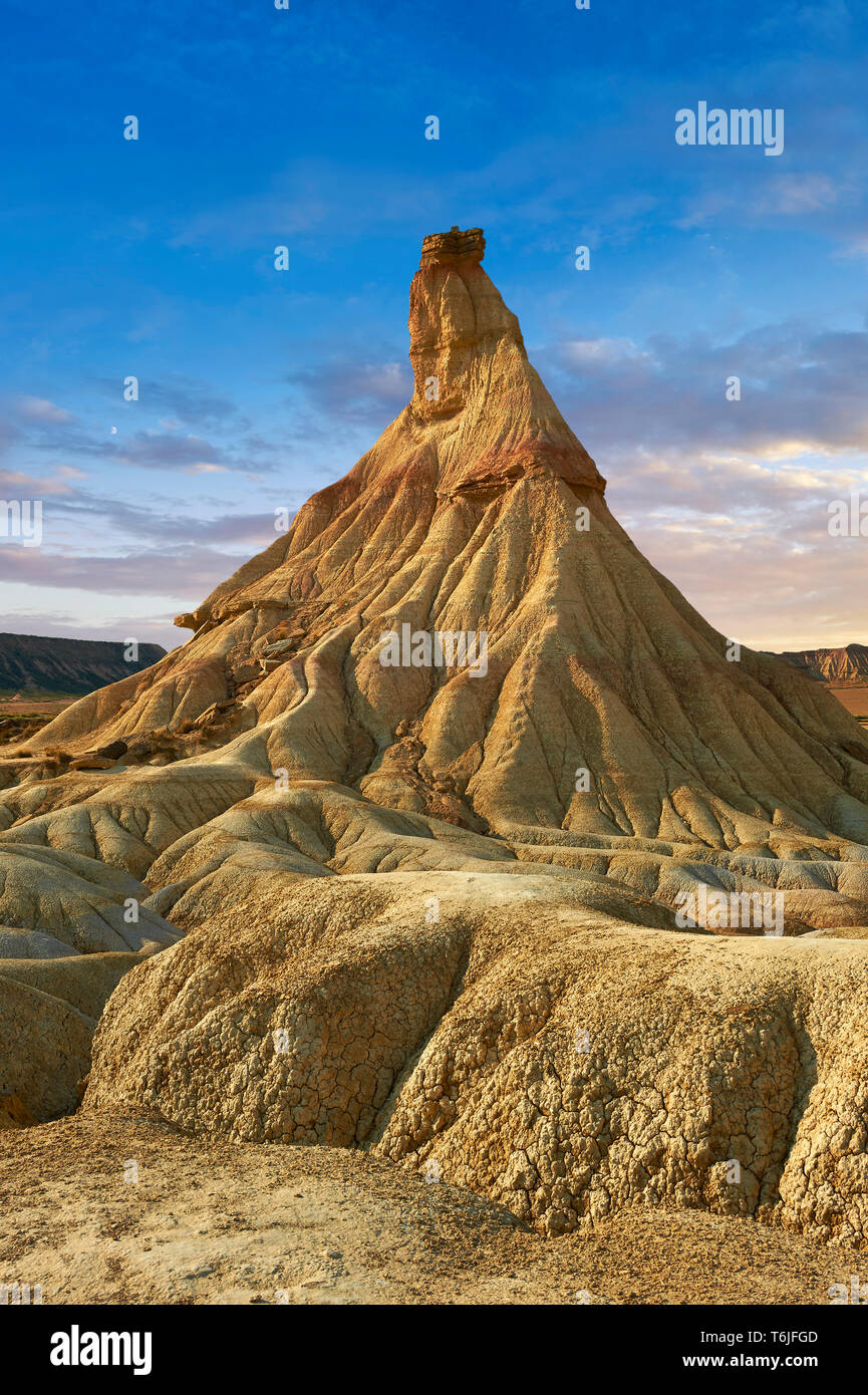 Castildeterra formación rocosa en las Bardenas Blanca del Parque Natural de las Bardenas Riales, Navarra, España Foto de stock