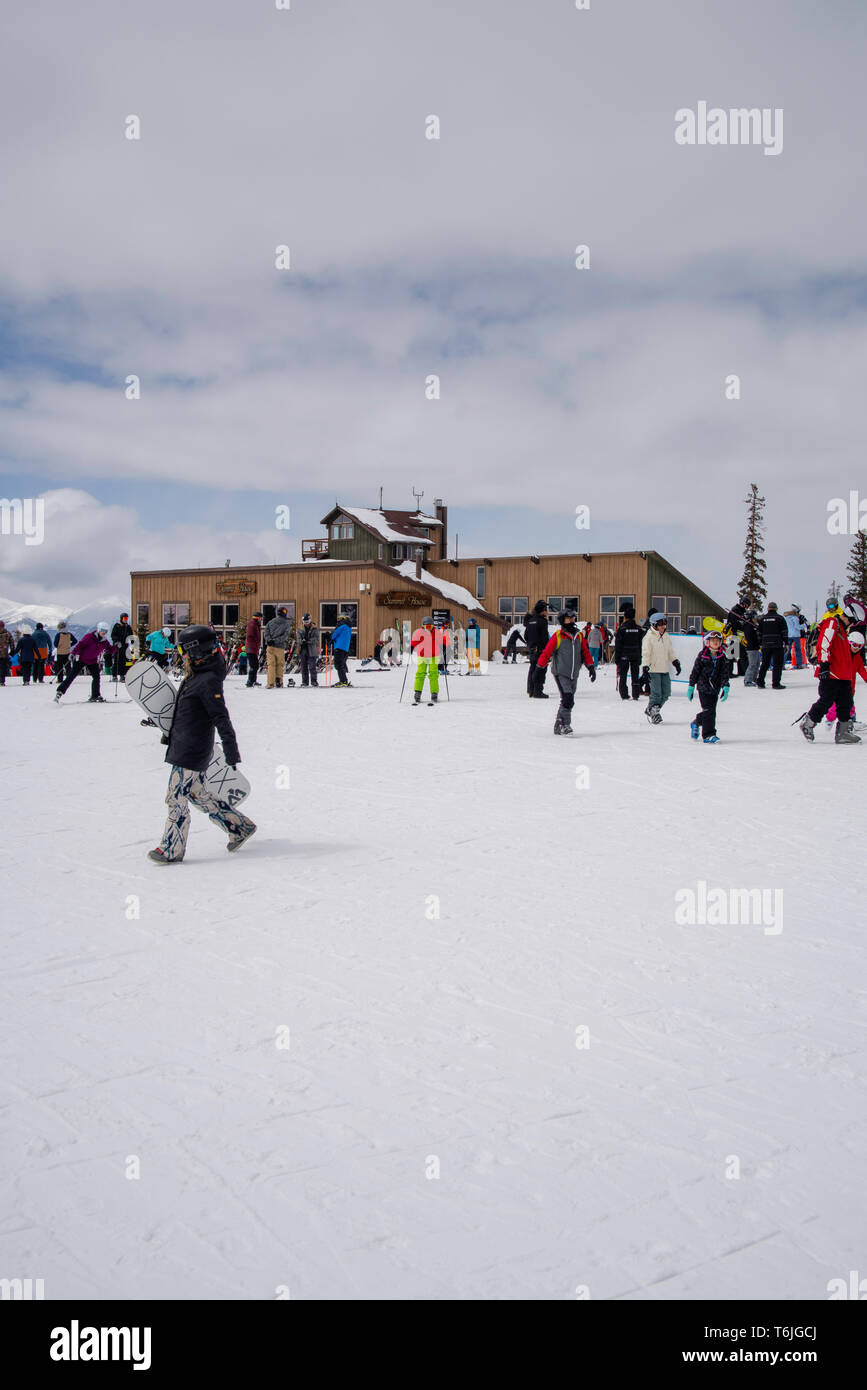 La gente esquiando y preparándose para esquiar en Keystone Ski Resort, Keystone, Colorado, Estados Unidos. Foto de stock