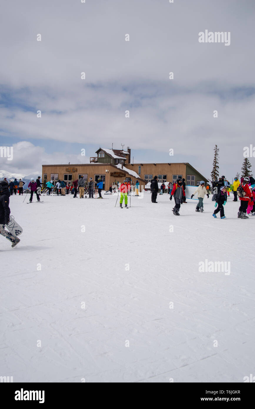 La gente esquiando y preparándose para esquiar en Keystone Ski Resort, Keystone, Colorado, Estados Unidos. Foto de stock