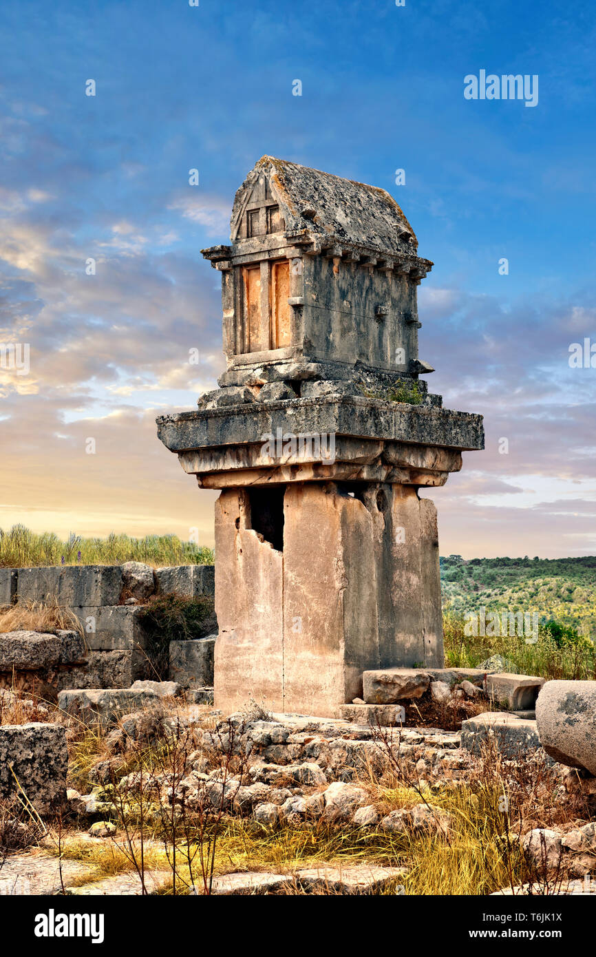 Un pilar de mármol Licio sepulcro desde 480-470 A.C. Xanthos, Patrimonio Mundial de la UNESCO Sitio Arqueológico, Turquía Foto de stock
