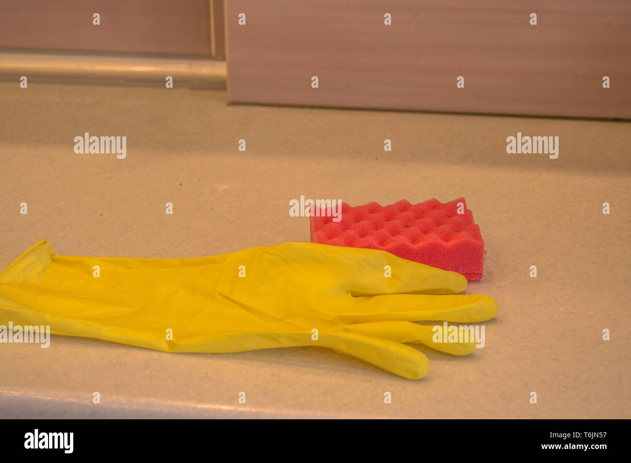 La limpieza de los utensilios de cocina guantes de goma y esponja de  mentira de la suciedad de la superficie de la mesa, el concepto de limpieza  copia el espacio, la luz