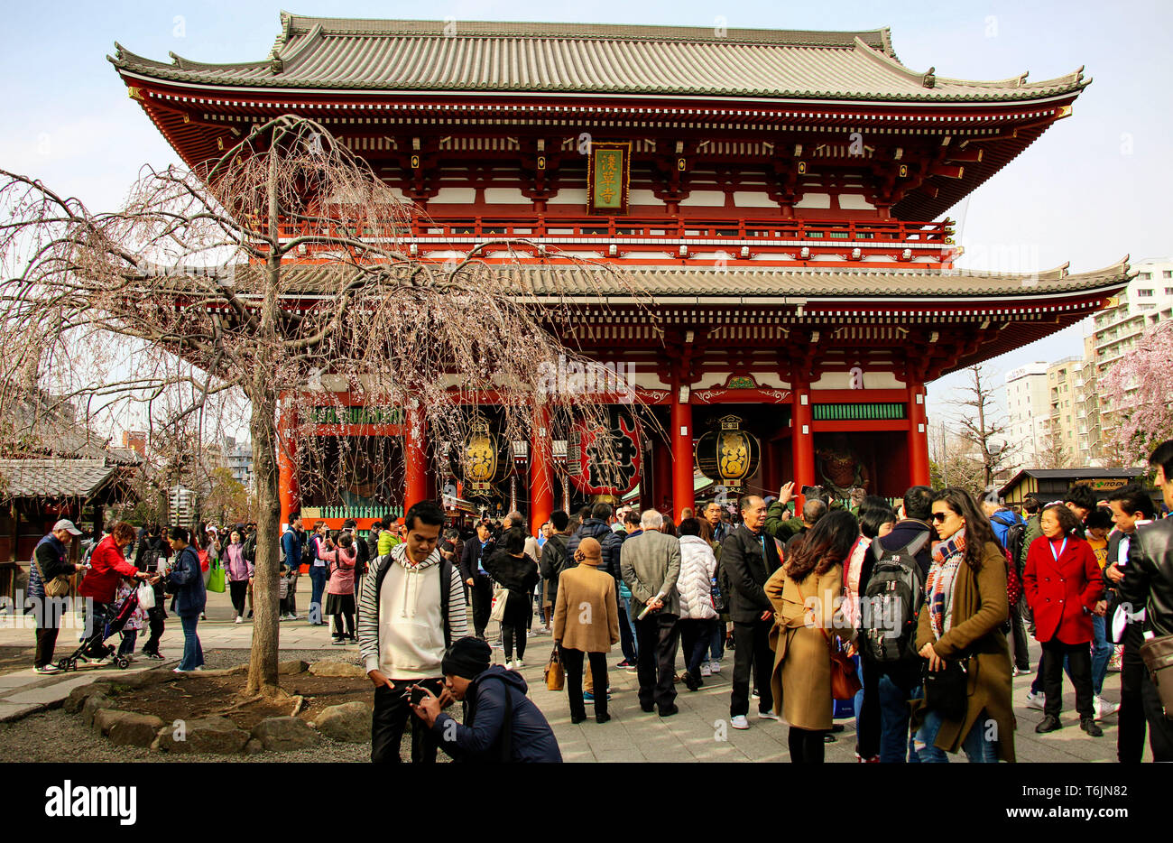 Tokio, Japón - Marzo 25, 2019: muchas personas caminando en la zona de Asakusa neary Templo Senso-ji en Asakusa, Tokio Foto de stock