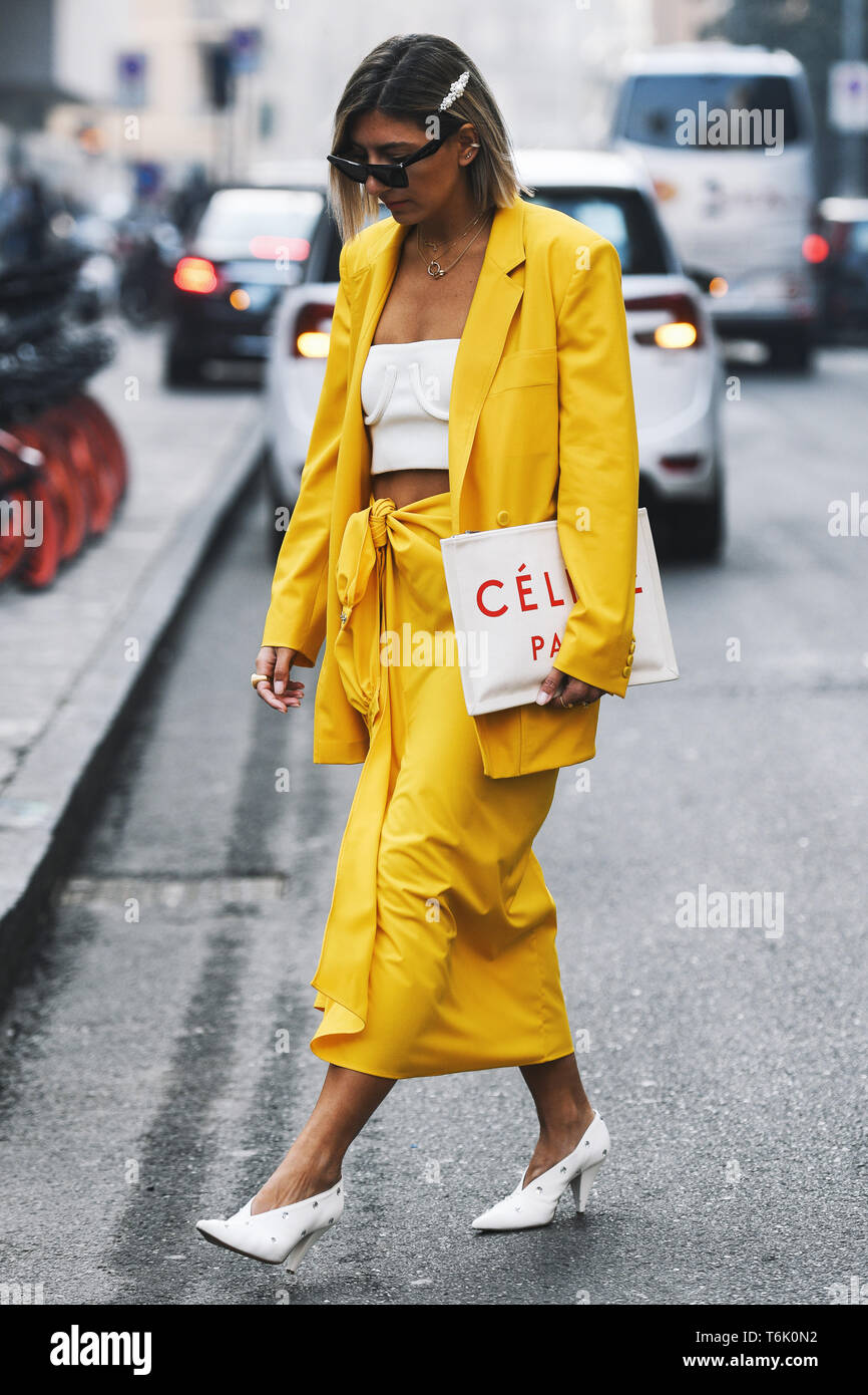 Milán, Italia - 21 de febrero de 2019: Street Style - mujer vistiendo un Celine bolso antes de un desfile de moda durante la Semana de moda de Milán - MFWFW19 Fotografía de stock - Alamy