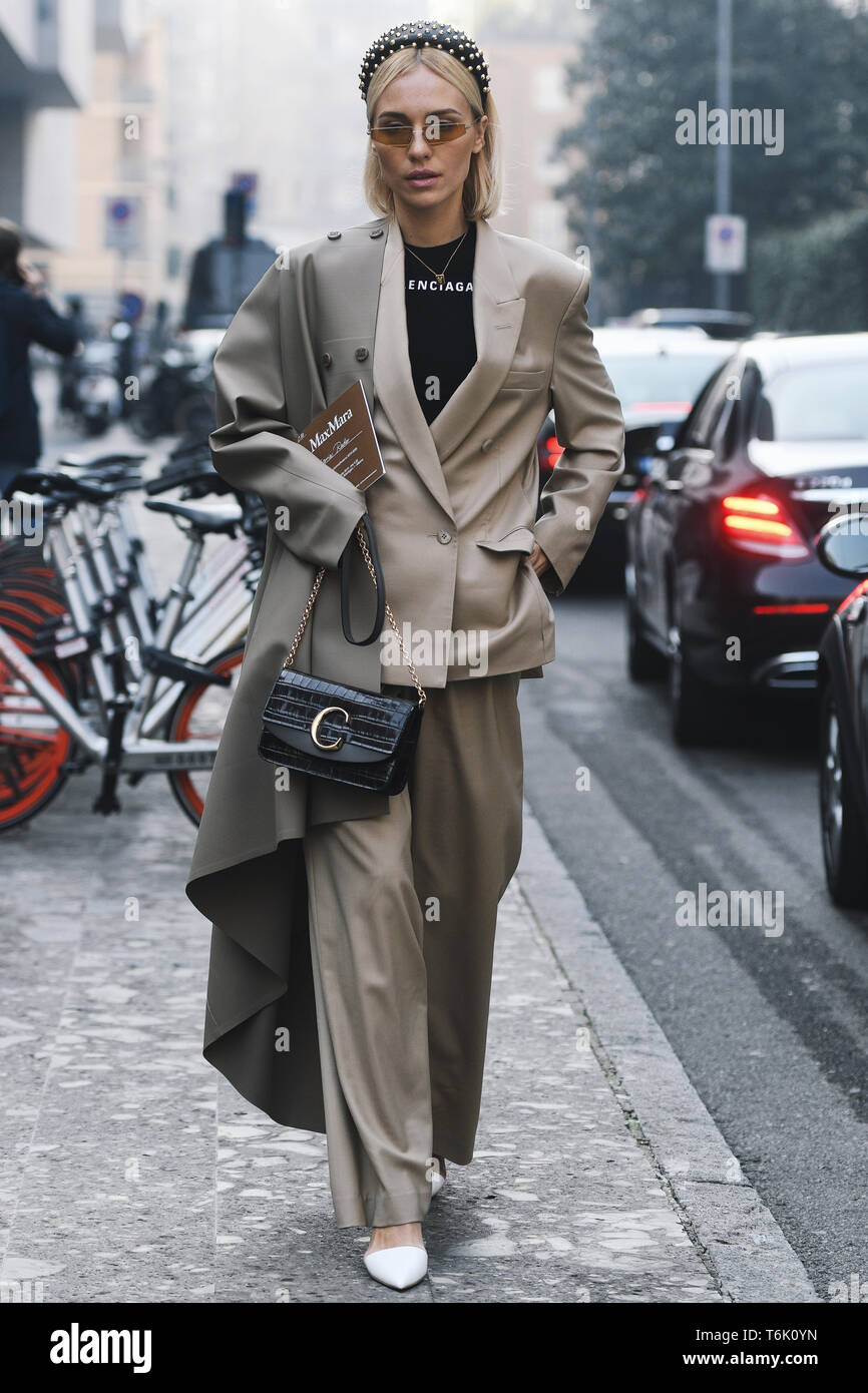 Milán, Italia - 21 de febrero de 2019: Street Style - mujer vistiendo Balenciaga después de un desfile de moda durante la Semana de la moda de Milán - Fotografía de stock - Alamy
