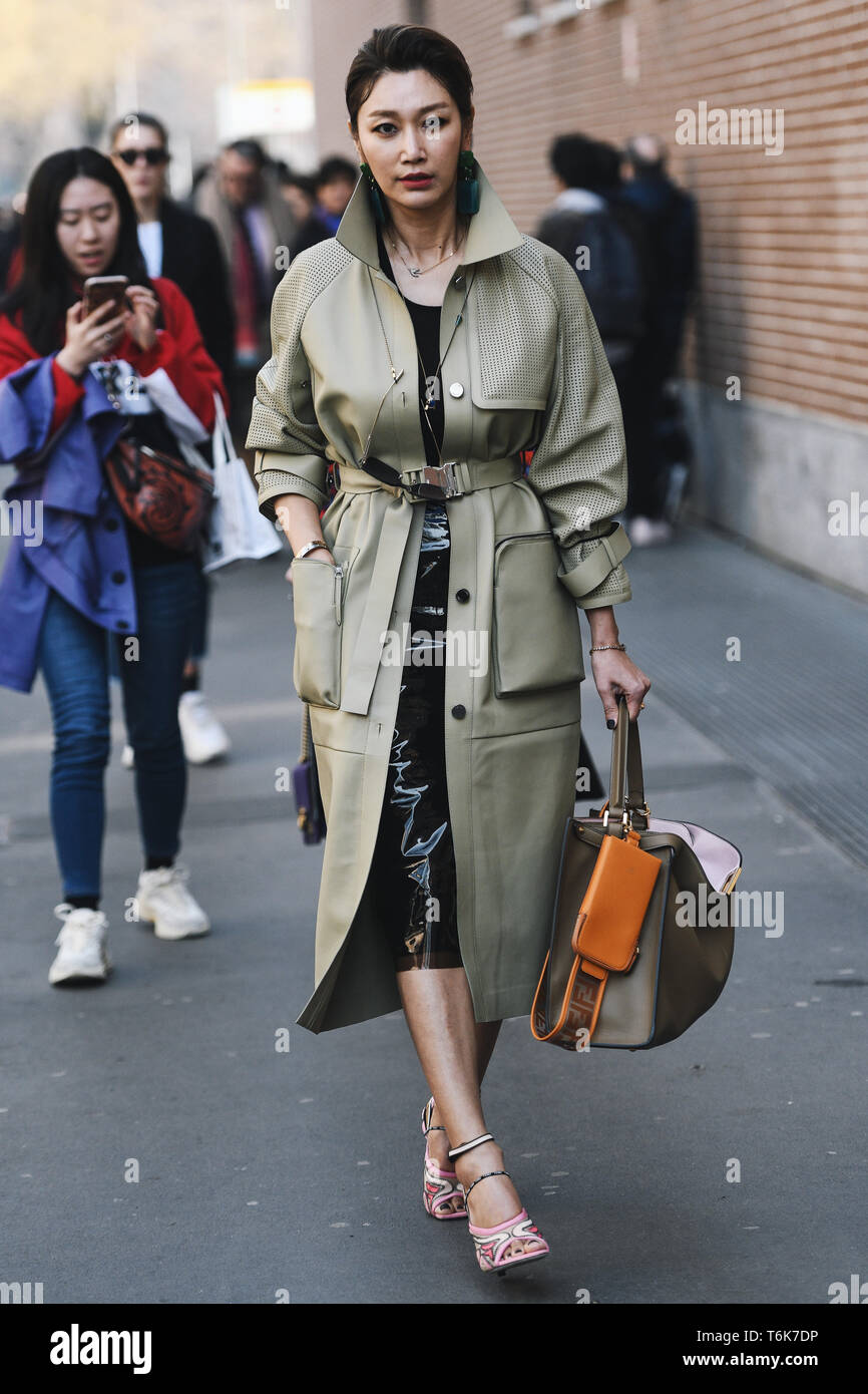 Milán, Italia - 21 de de 2019: Street Style - vistiendo un bolso Fendi antes de un desfile de moda durante la Semana de la moda de Milán MFWFW19 Fotografía de stock - Alamy