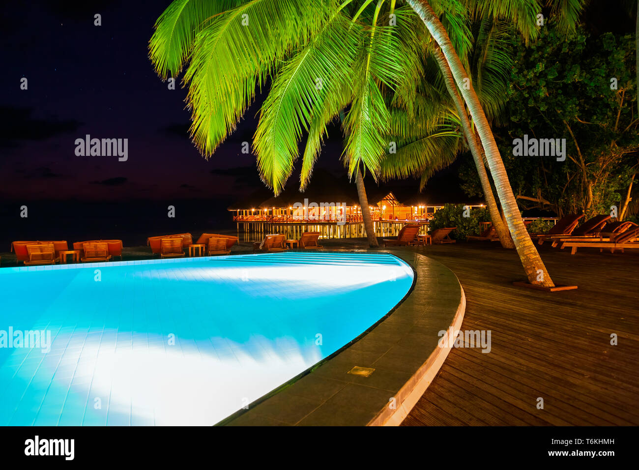 En la piscina tropical de la isla de Maldivas Foto de stock