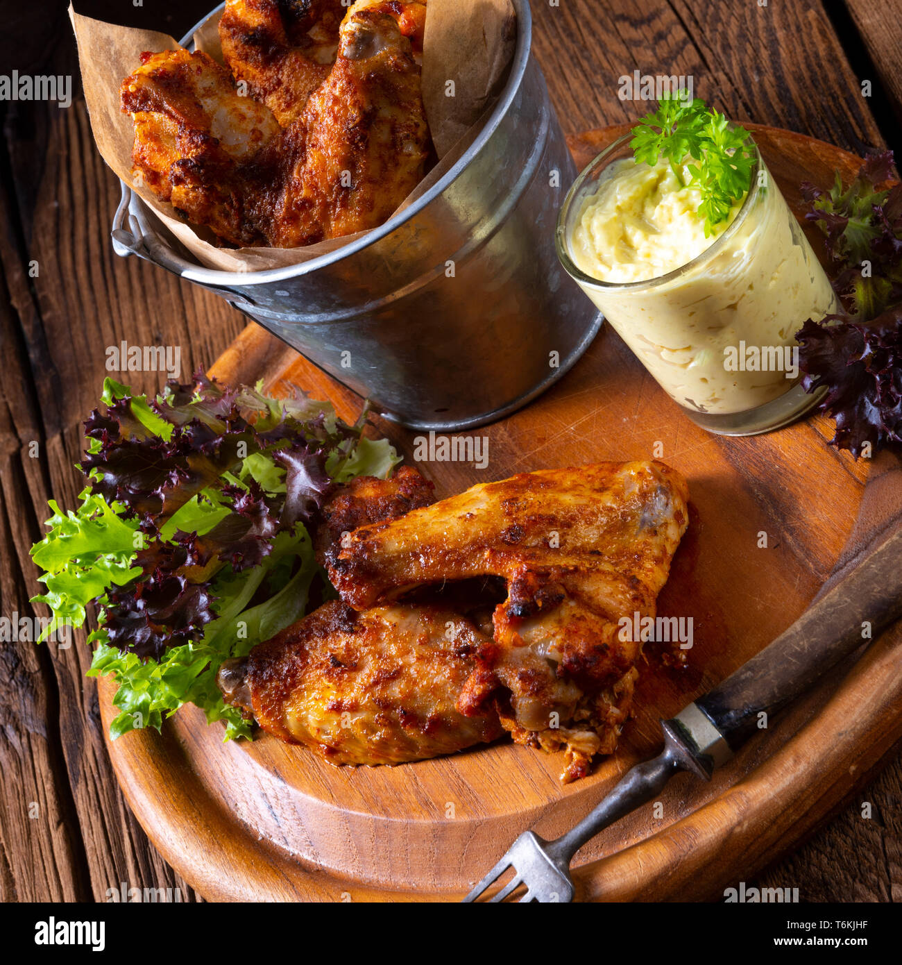 Sabroso condimentado, alitas de pollo al horno Fotografía de stock - Alamy