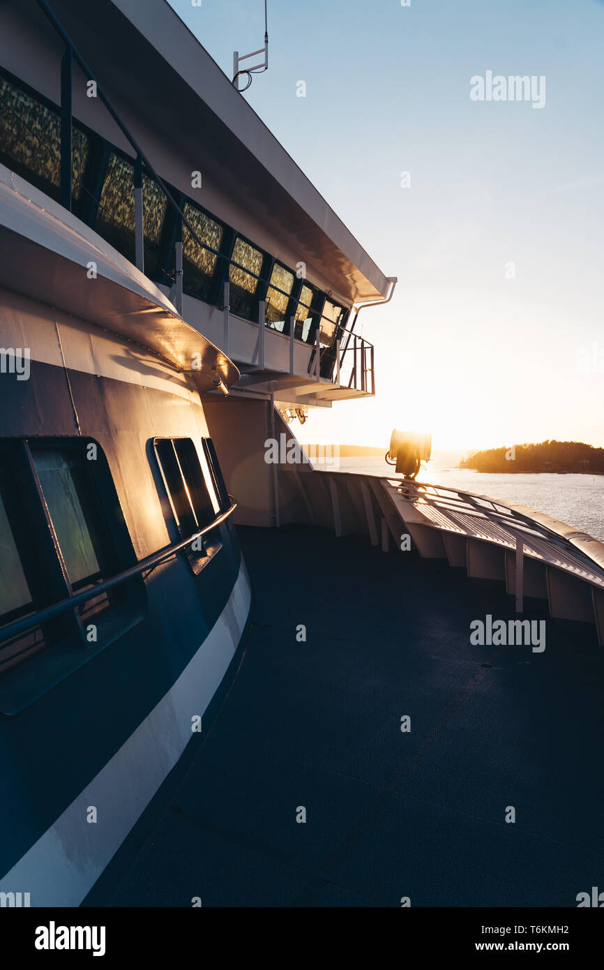 Atardecer en el archipiélago de Estocolmo visto en la cubierta exterior por debajo del puente de un gran crucero, Suecia Foto de stock