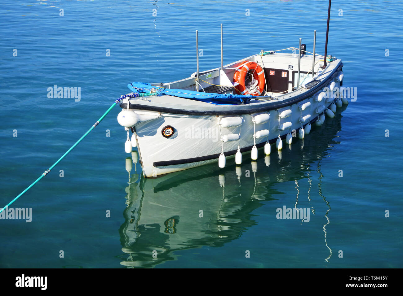 Un solo barco amarrado en St Michael's Mount puerto usado para transportar las visitas a y desde la isla - John Gollop Foto de stock