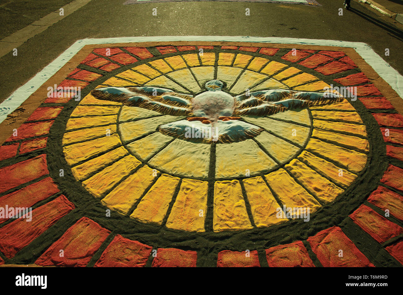 San Manuel, Brasil. Dibujo a mano en coloridas alfombras de arena para la  celebración de la Semana Santa en San Manuel, un pequeño pueblo en el campo  Fotografía de stock - Alamy