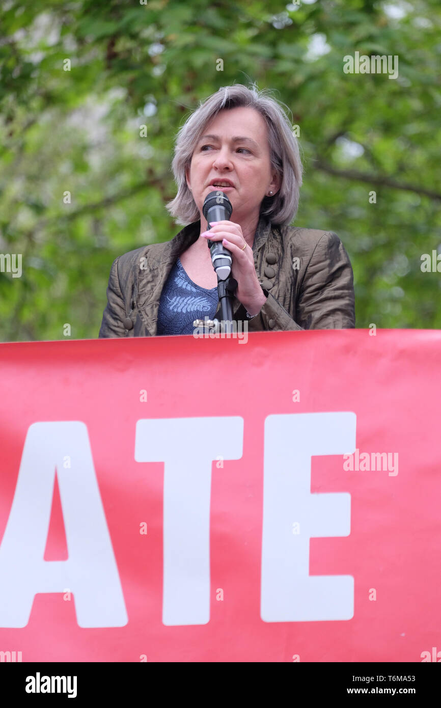 Liz Saville-Roberts, el Plaid Cymru MP aborda el rallye como MPs aprueba una moción para declarar una emergencia climática formal. Foto de stock