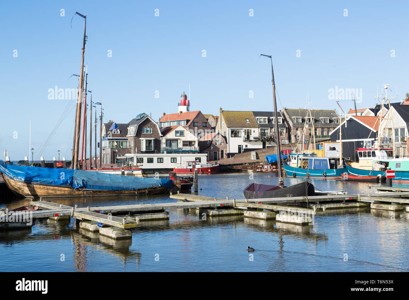 Histórico puerto holandés de Urk con faro y antiguo astillero Foto de stock