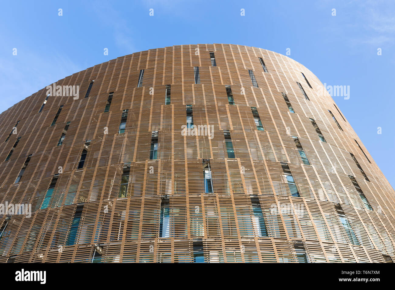 Fachada de edificio moderno en Barcelona, España Foto de stock