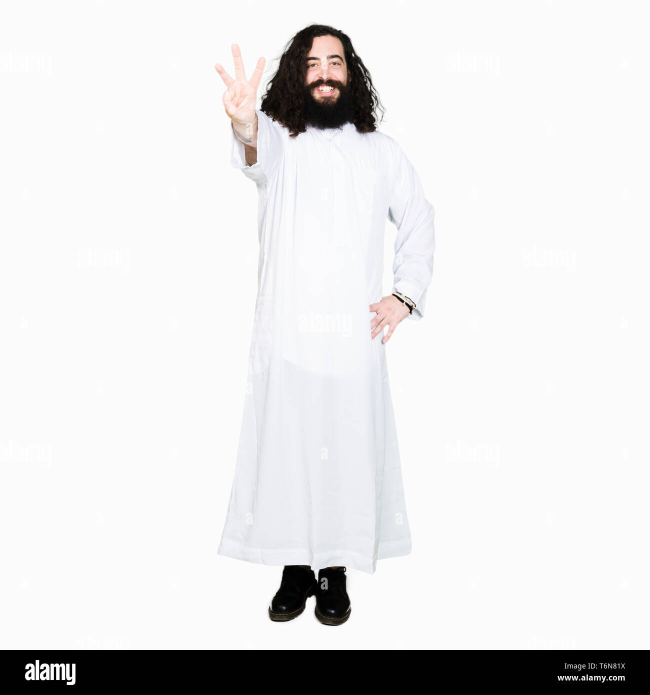 Jesucristo hombre vestido con traje mostrando y apuntando hacia arriba con los dedos número tres mientras sonríe seguro y feliz Fotografía de stock - Alamy Jesucristo hombre vestido con traje mostrando y apuntando hacia arriba con los dedos número tres mientras sonríe seguro y feliz Fotografía de stock - Alamy