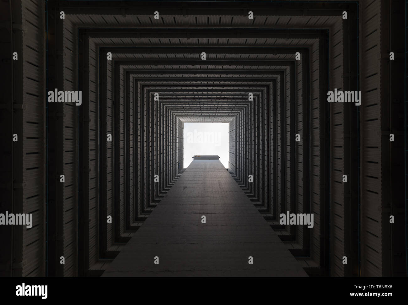 Dentro del edificio cuadrado, Hong Kong, Ping Shek break Foto de stock