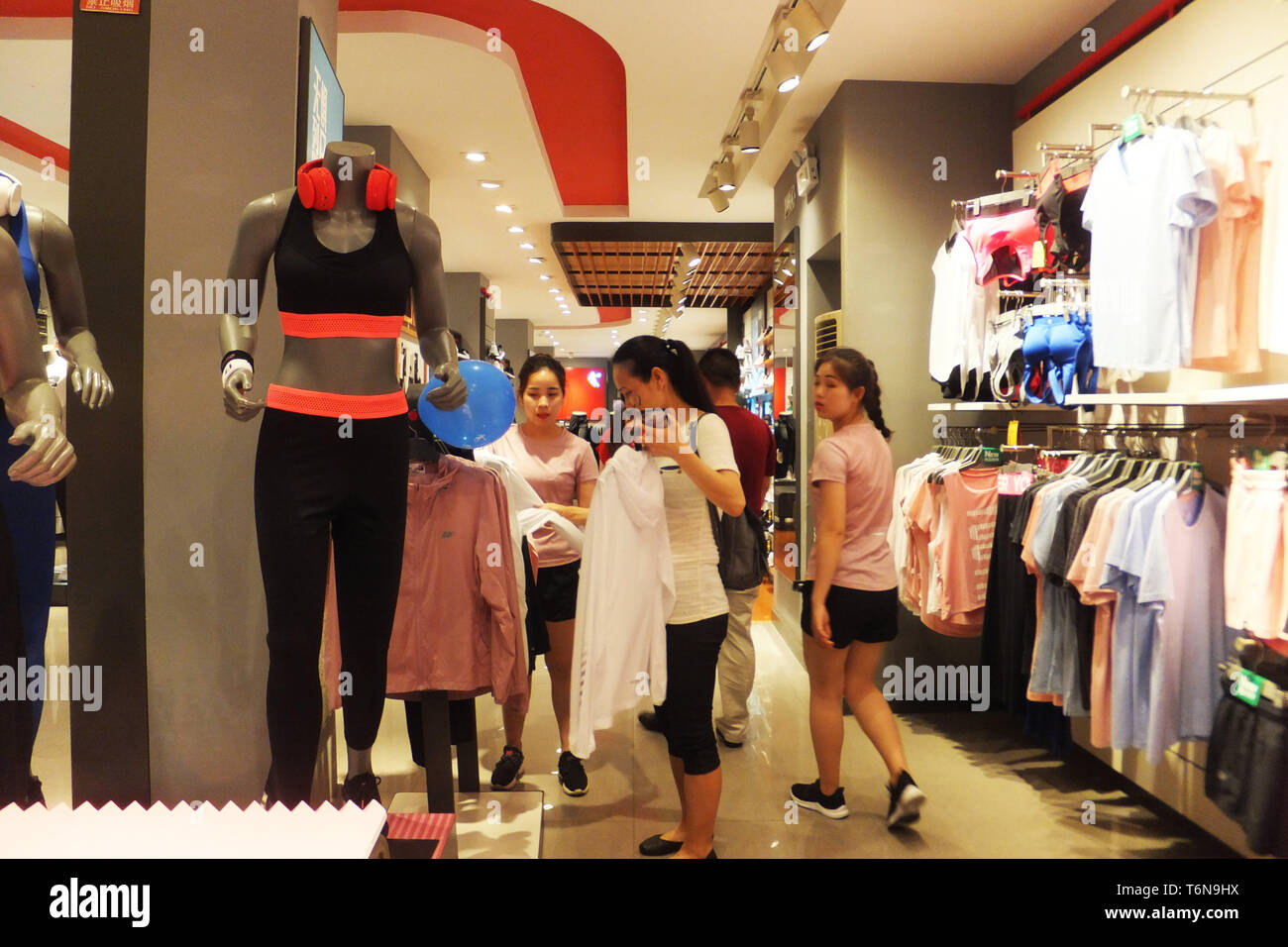 Shenzhen, China: Mujer tienda de ropa en el interior de la tienda de ropa  deportiva qiaodan ver Fotografía de stock - Alamy