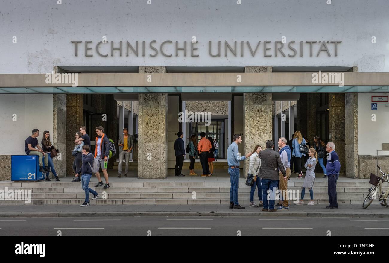 Los estudiantes en frente de la Universidad Técnica de Munich, tu edificio principal, Munich, Baviera, Alemania Foto de stock