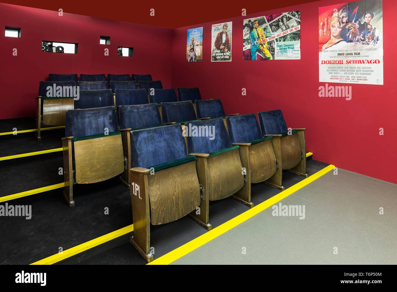 Reproduce sala de cine con asientos a partir de la década de 1970, exposición Grosses Kino, abril de 2019, el museo industrial Lauf an der Pegnitz, Middle Franconia Foto de stock