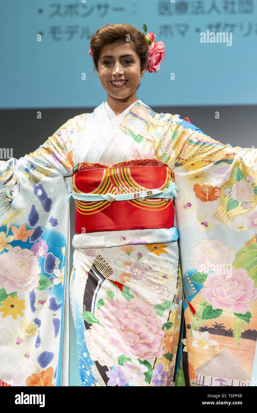 Tokio, Japón. El 2 de mayo, 2019. Un modelo un kimono japonés inspirado en la República de las Maldivas camina sobre la pista durante el imaginar un mundo eventos Project Kimono