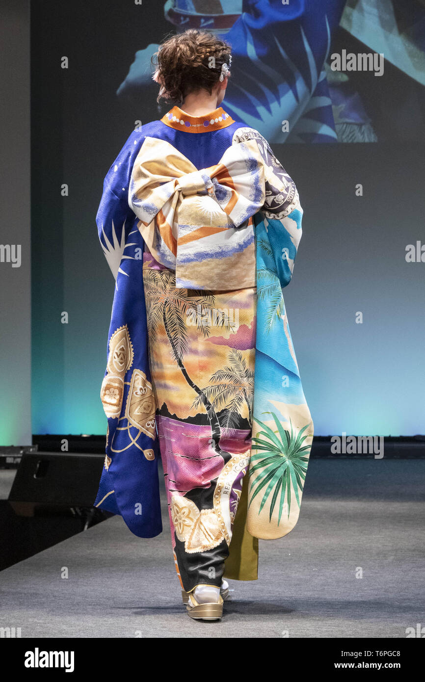 Tokio, Japón. El 2 mayo, 2019. Un modelo viste un kimono japonés inspirado en la República de las Islas Marshall camina sobre pista durante el imaginar un mundo eventos Project