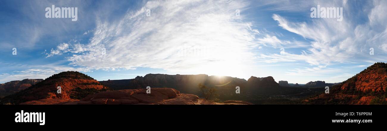 Amanecer sobre las rocas rojas de Sedona, un centro espiritual y esotérico, Sedona, Arizona, EE.UU. Foto de stock