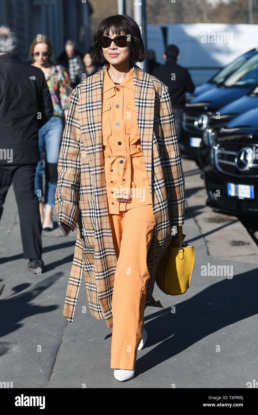 Milán, - 22 febrero de 2019: Street Style - vistiendo un abrigo Burberry después de un desfile de moda durante la Semana de la moda de Milán - MFWFW19 Fotografía de stock - Alamy