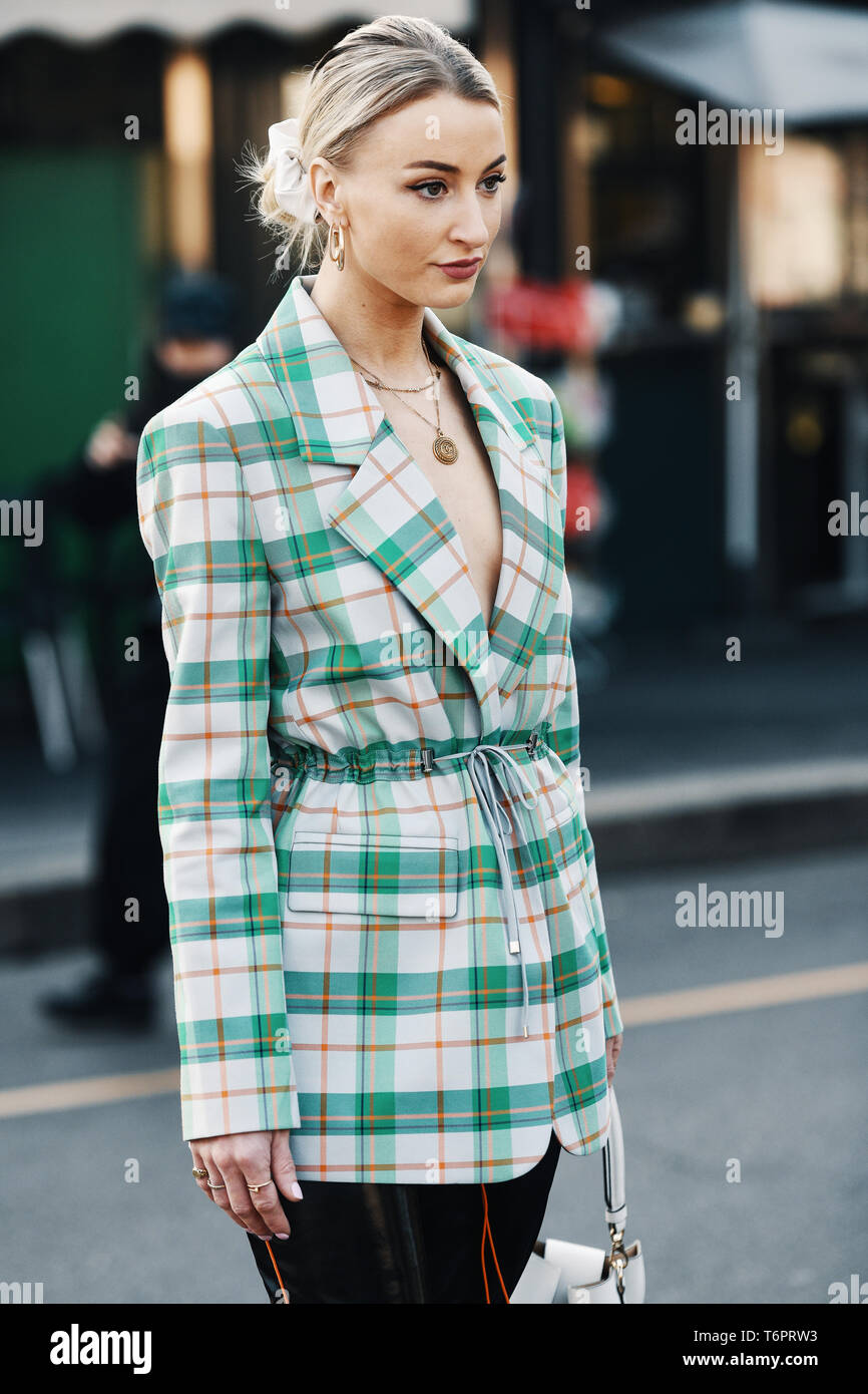 Chanel necklace fotografías e imágenes alta resolución - Alamy