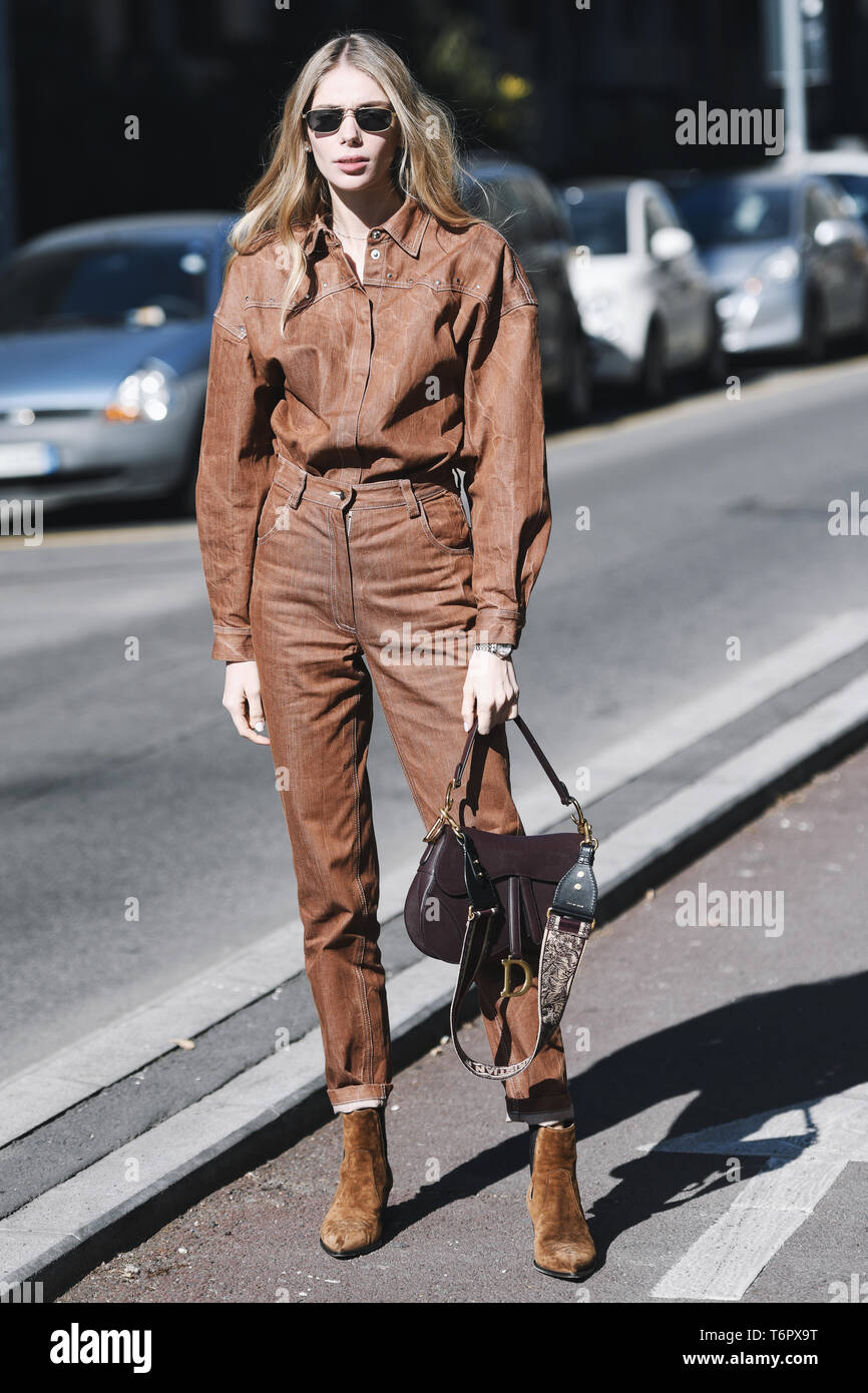 Italia - 24 de febrero de Street Style vistiendo un Christian Dior monedero después