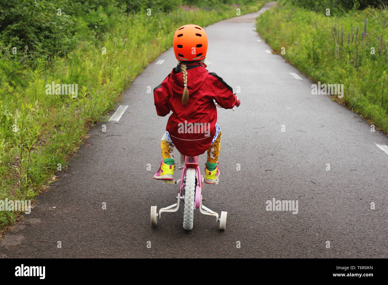 muñeca aprende andar en bicicleta
