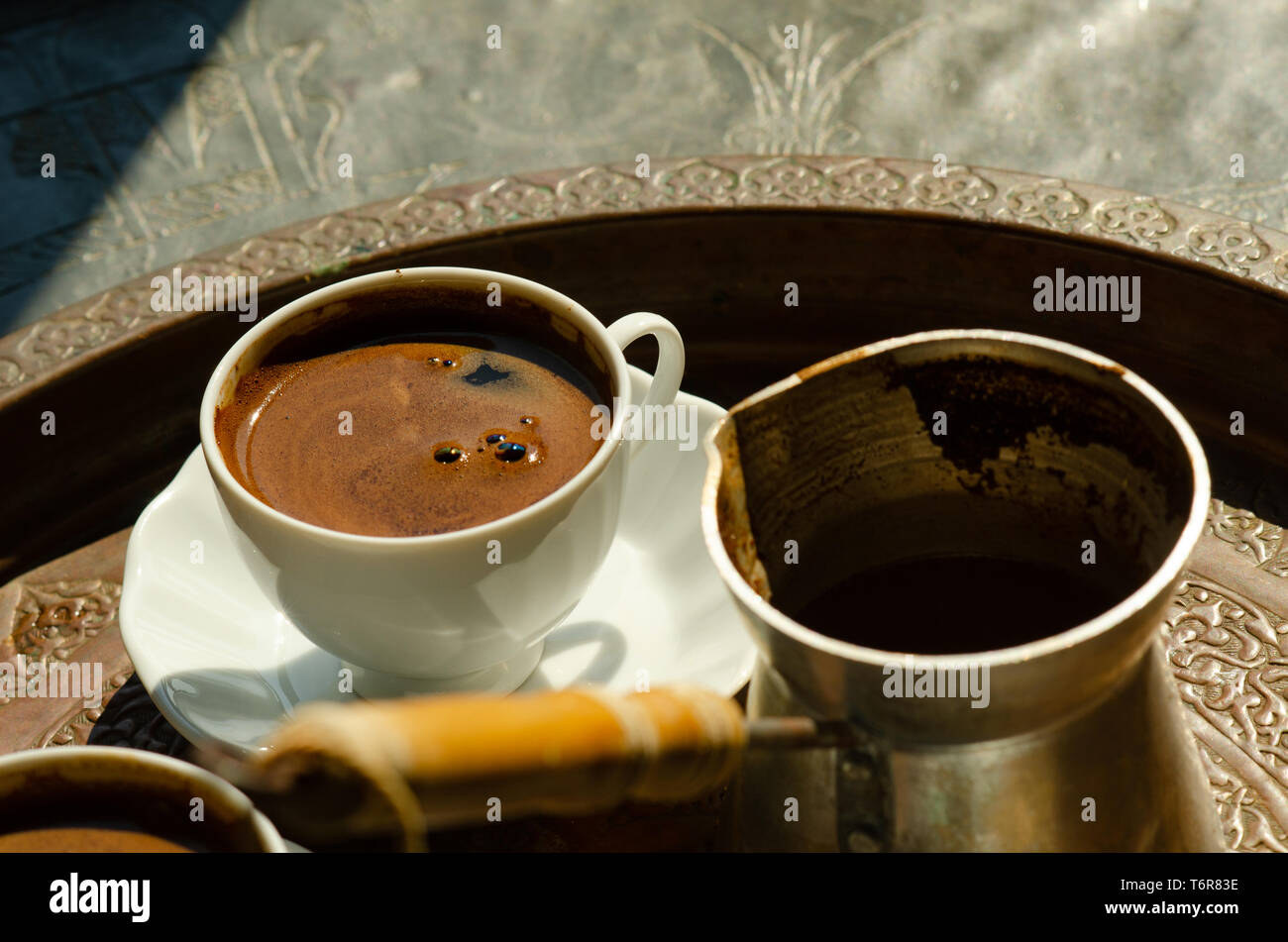 Bandeja tradicionales de café de estilo árabe o turco Foto de stock