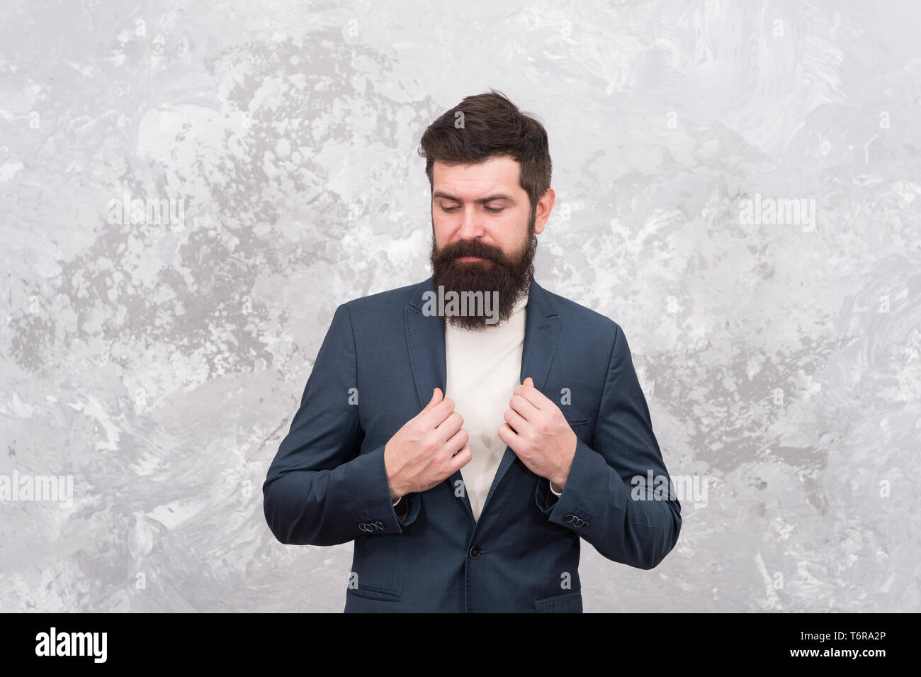 Buena pinta. Elegante hombre con barba. Brutal hipster barbudo en traje  formal. Sastre o diseñador de moda. La vida moderna. Modelo de moda  masculina. Empresario maduro. Haciendo que el cabello look mágico.