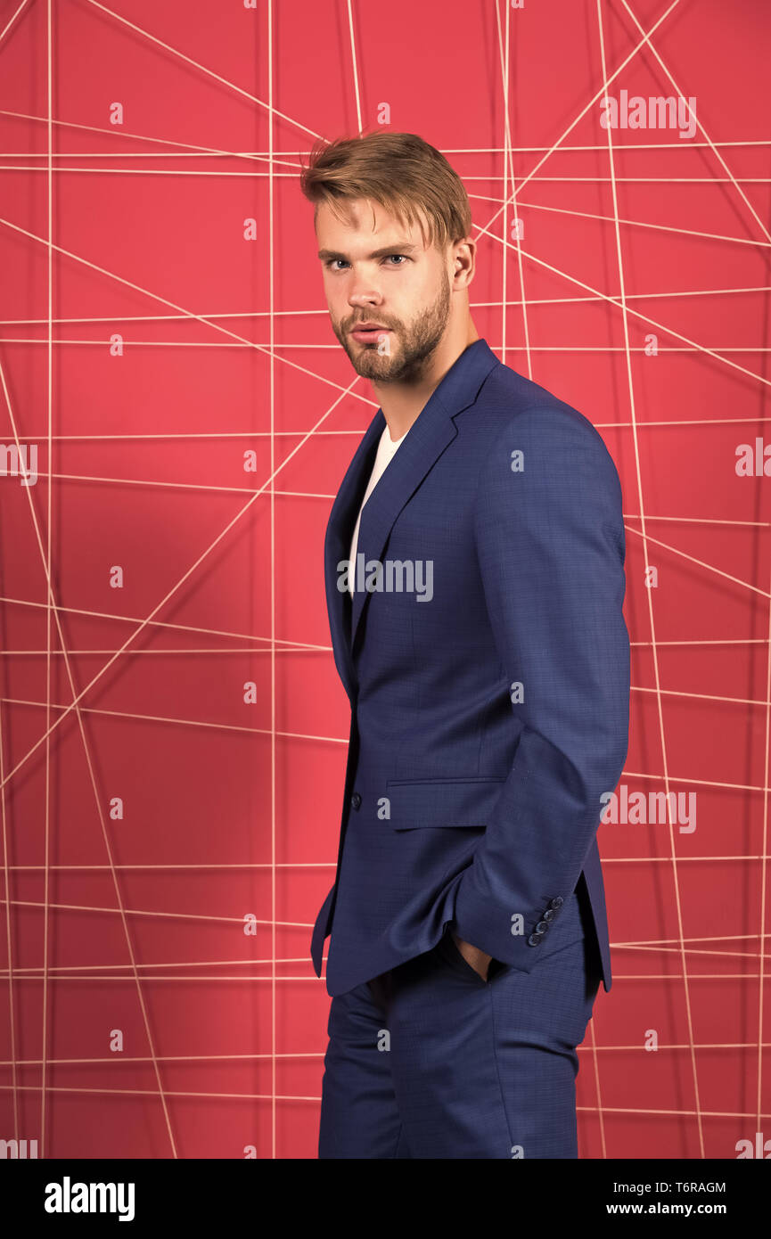 La moda masculina. Hombre ropa formal parece guapo y seguro. Ropa y  vestuario elegante concepto. Indumentaria adecuada influencia reputación en  la sociedad. Hombre o empresario desgaste clásico traje azul oscuro  Fotografía de