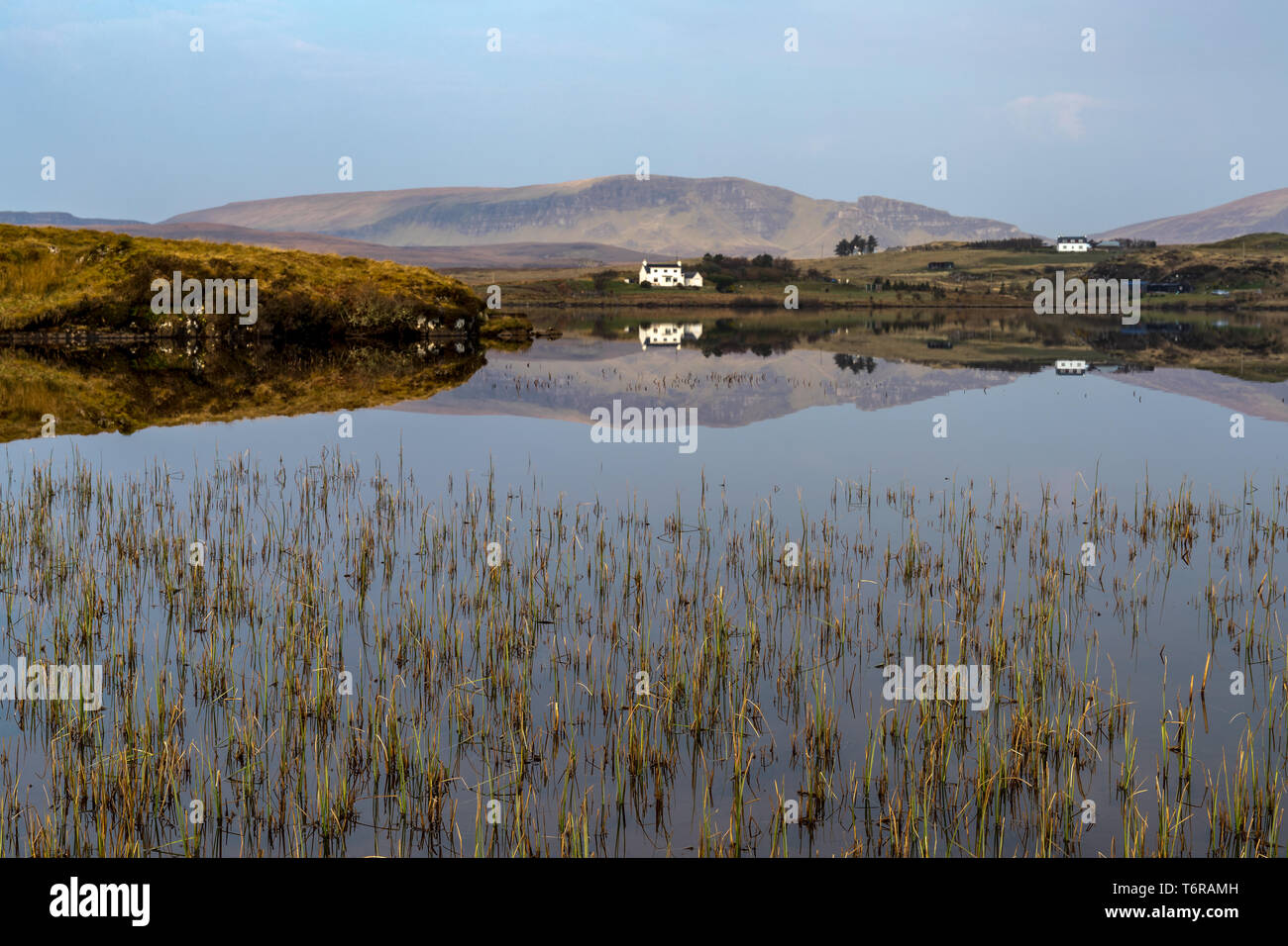 Trotternish Loch Mealt en la península de la Isla de Skye Foto de stock