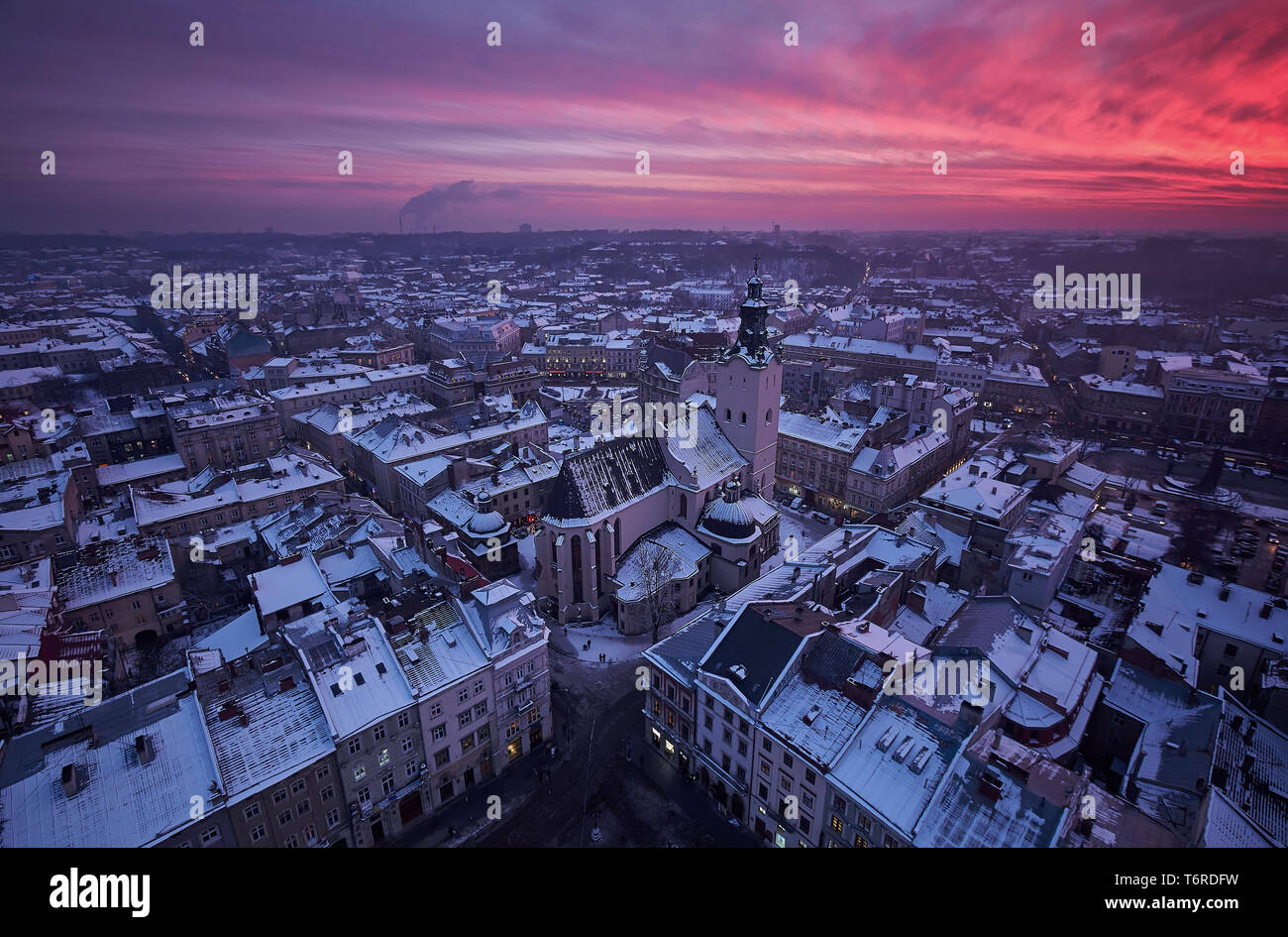 Ver el crepúsculo de la ciudad europea occidental de Lviv, arquitectura antecedentes Foto de stock