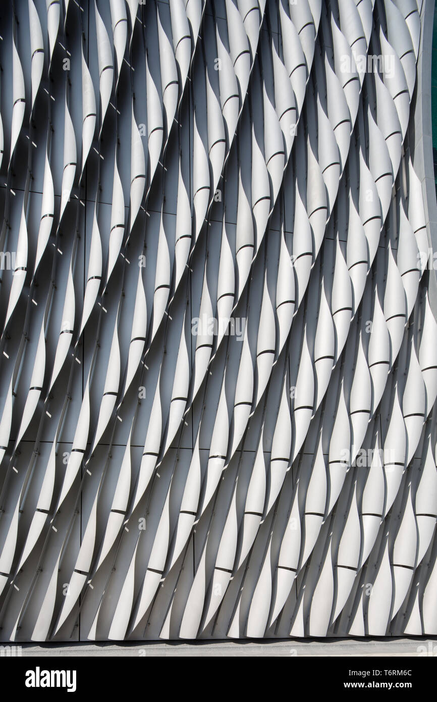 Costillas de aluminio ondulado diseño de fachada de Xiqi Center en el  distrito cultural de West Kowloon, Hong Kong Fotografía de stock - Alamy