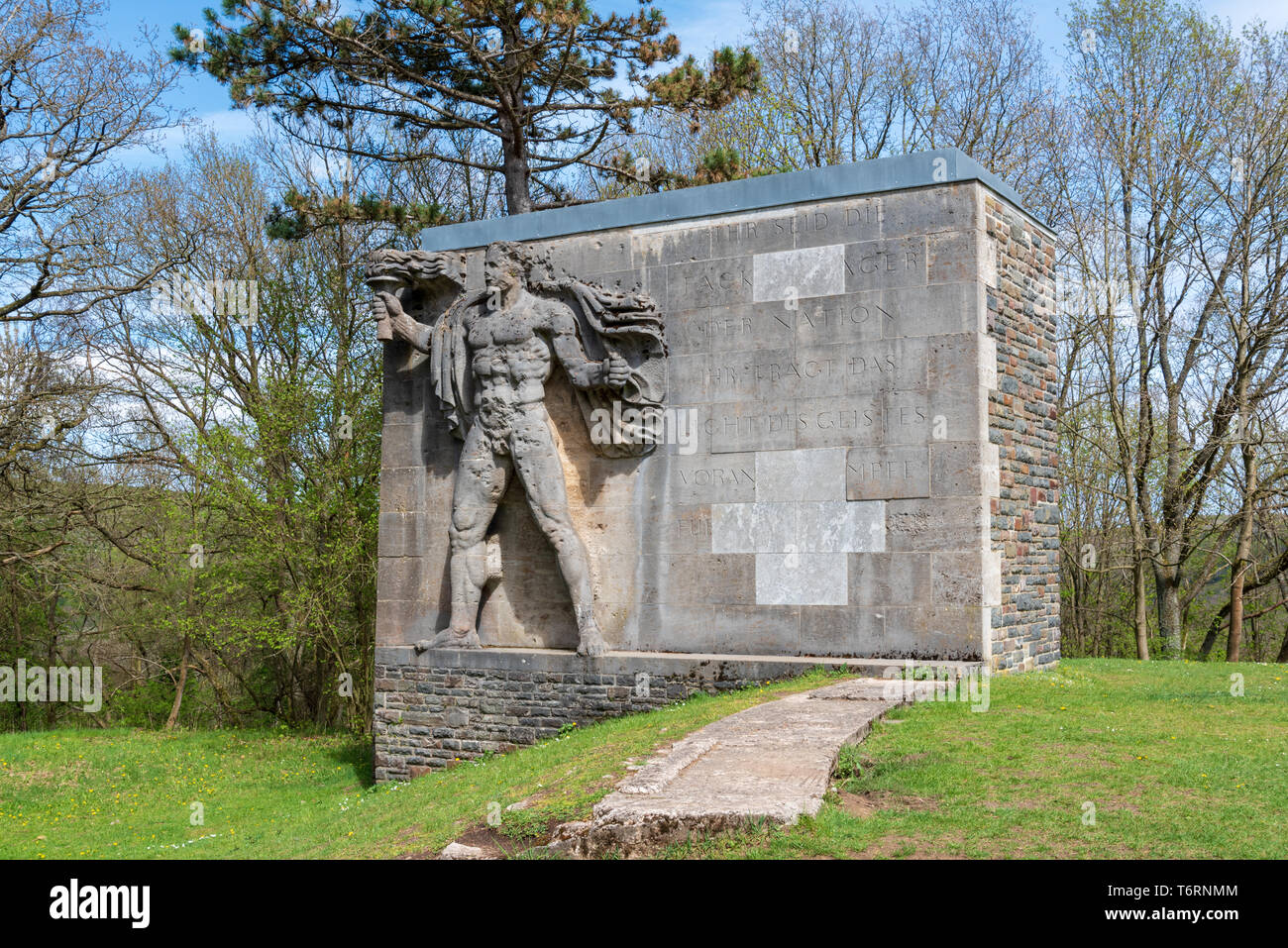 Estatua de un nazi torchbearer en Vogelsang College, Eifel, Alemania Foto de stock