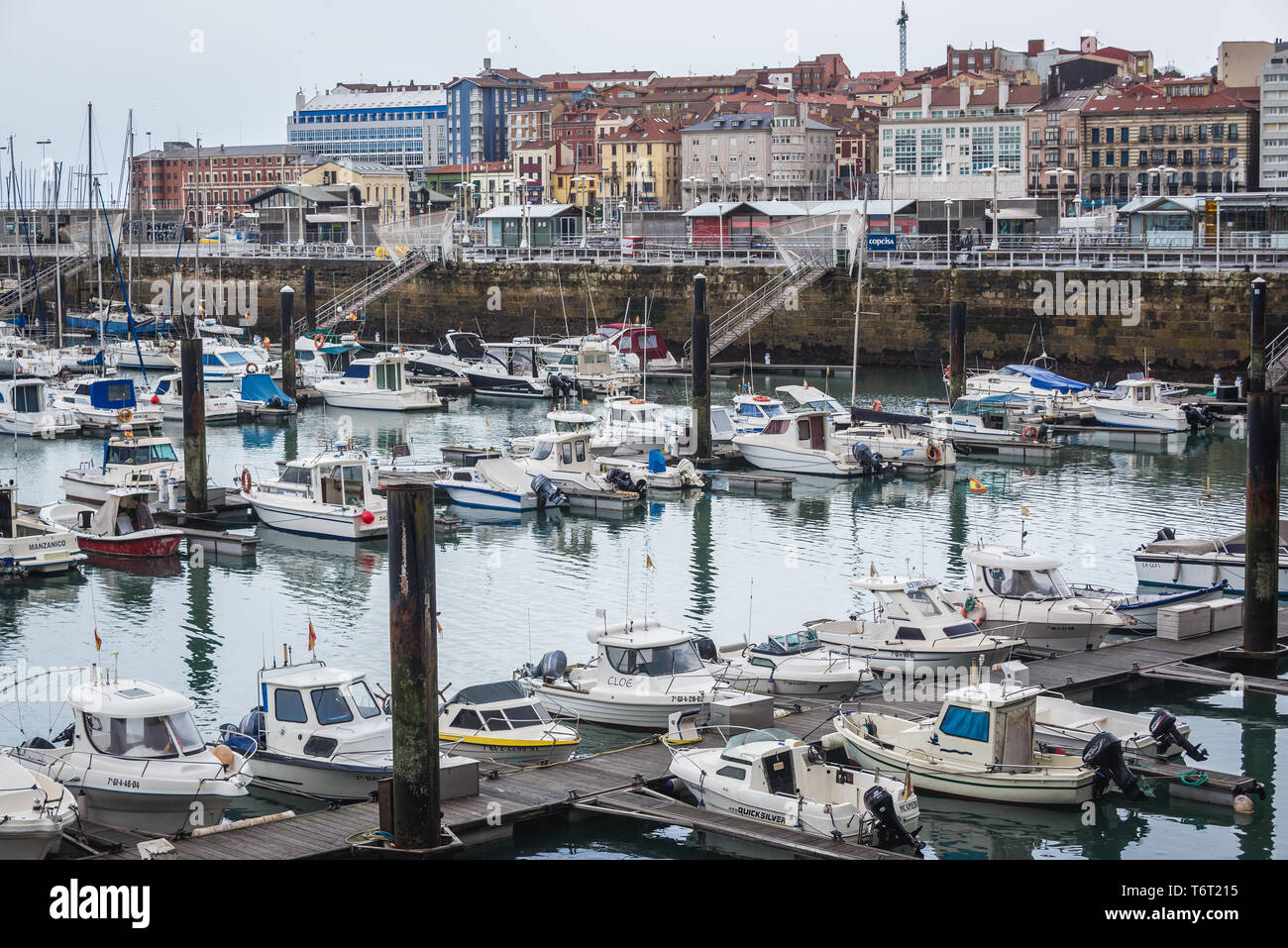 El Puerto Deportivo de Gijón en el puerto de Gijón en Asturias, España  Fotografía de stock - Alamy