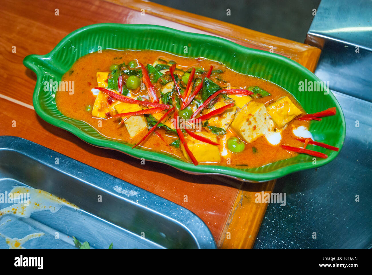 Sirve cocina tailandesa curry Panang Foto de stock