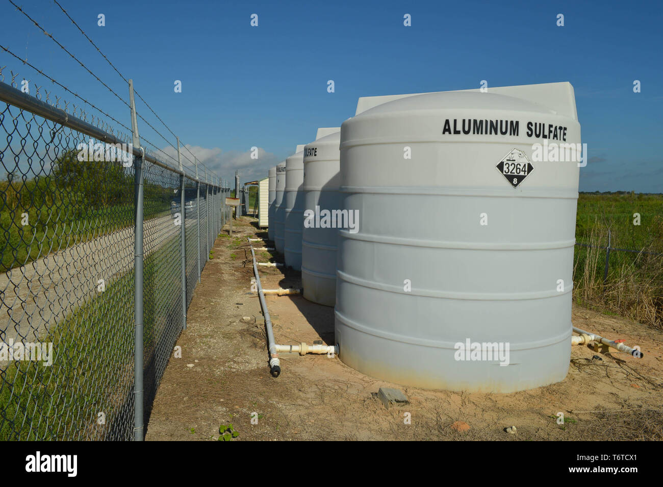 Tanque de almacenamiento de polietileno fotografías e imágenes de alta  resolución - Alamy