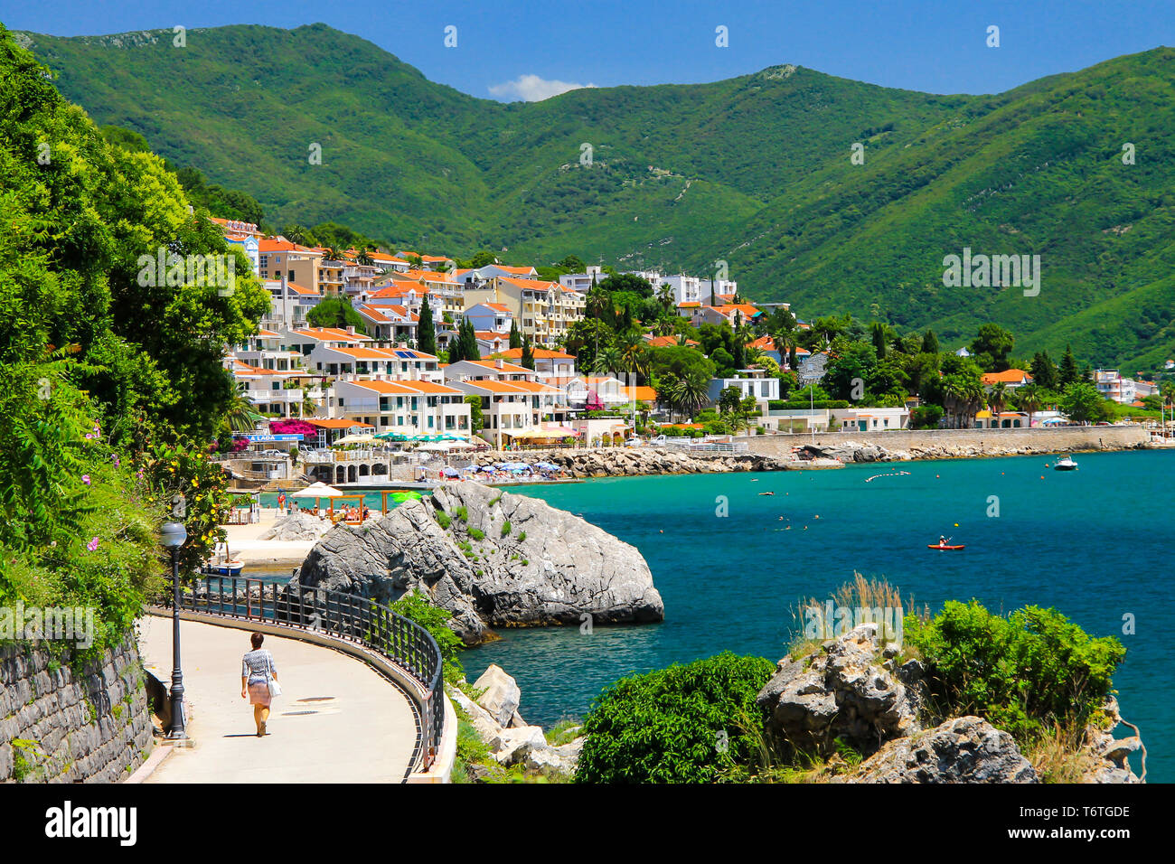 La pintoresca ciudad de Herceg Novi, Montenegro, en las montañas, en la costa de Kotor. Pintoresco paisaje de veraneo en Herceg Novi. Primavera en Crna Gora Foto de stock