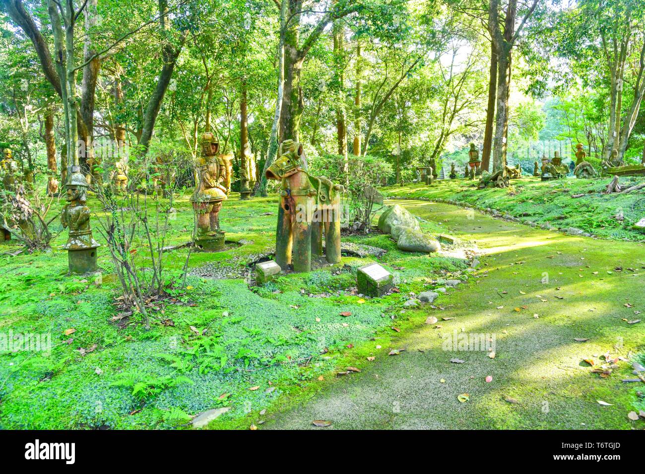 Estatuas antiguas sepulturas en Haniwa Jardín en Miyazaki, Japón