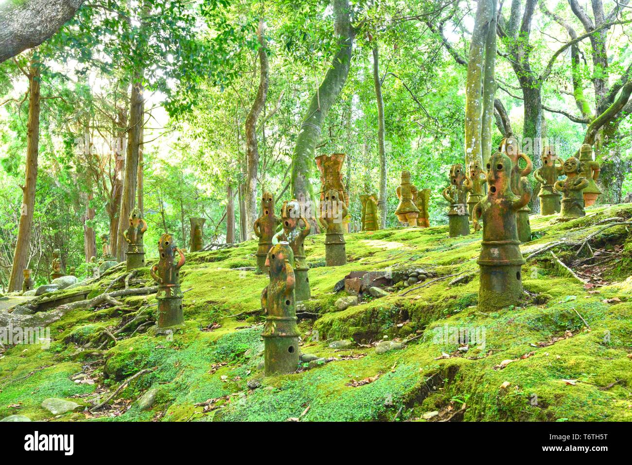 Estatuas antiguas sepulturas en Haniwa Garden en la Prefectura de